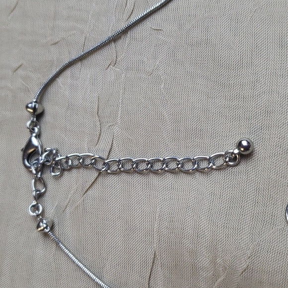 Beautiful Set of Jewelry, Necklace & Earrings Silver Tone. - Picture 9 of 12